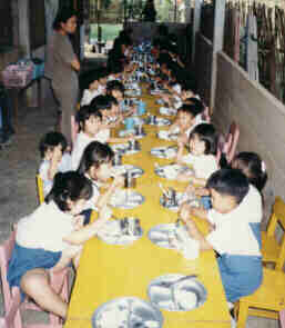 Am Mittagstisch im Kindergarten. (9.9 K)